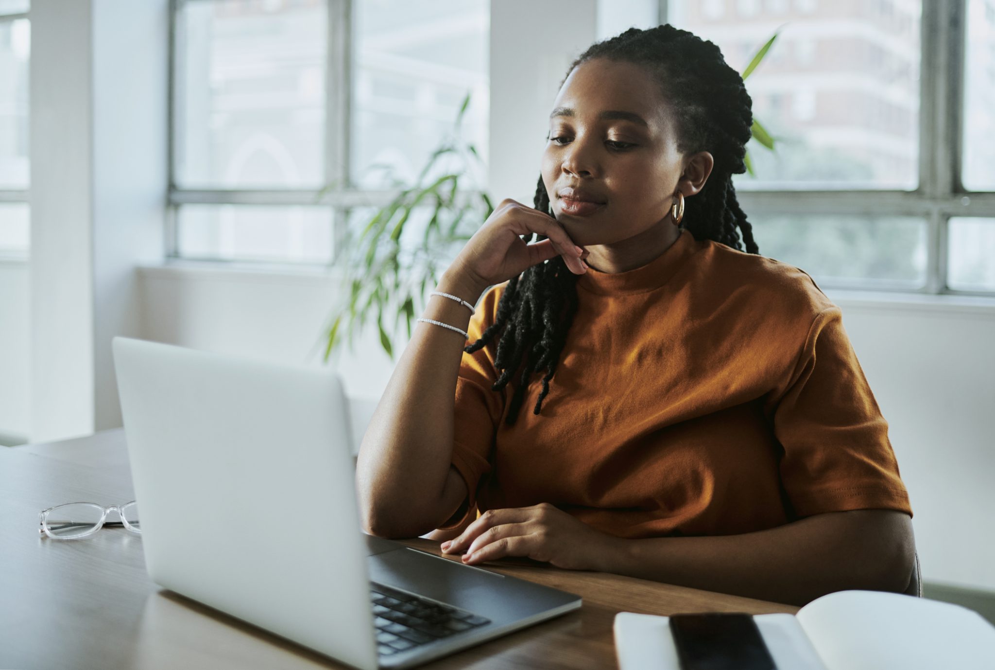 Woman researching the Louisiana real estate license requirements.