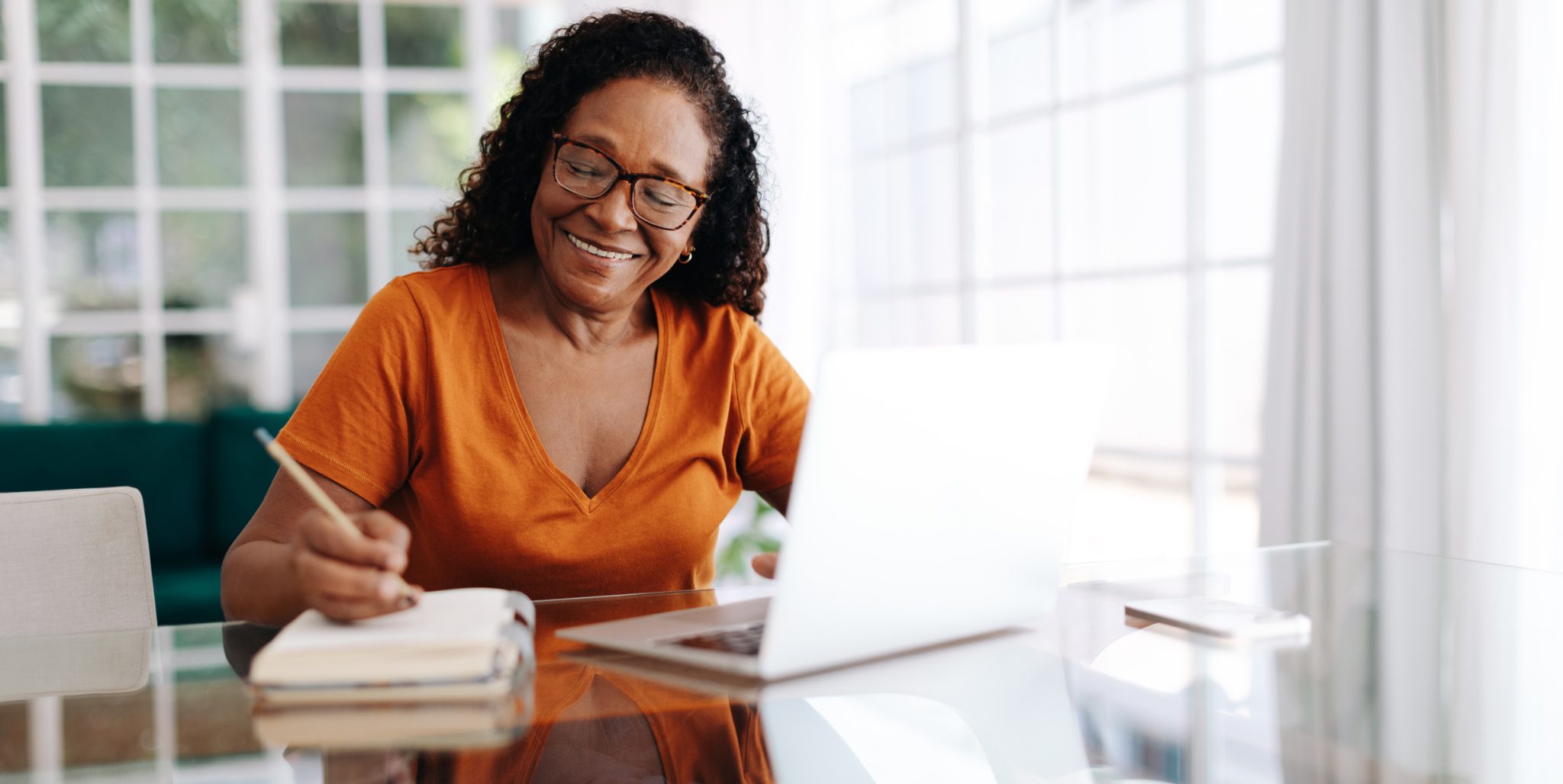 Woman learning on online real estate school in New Orleans.