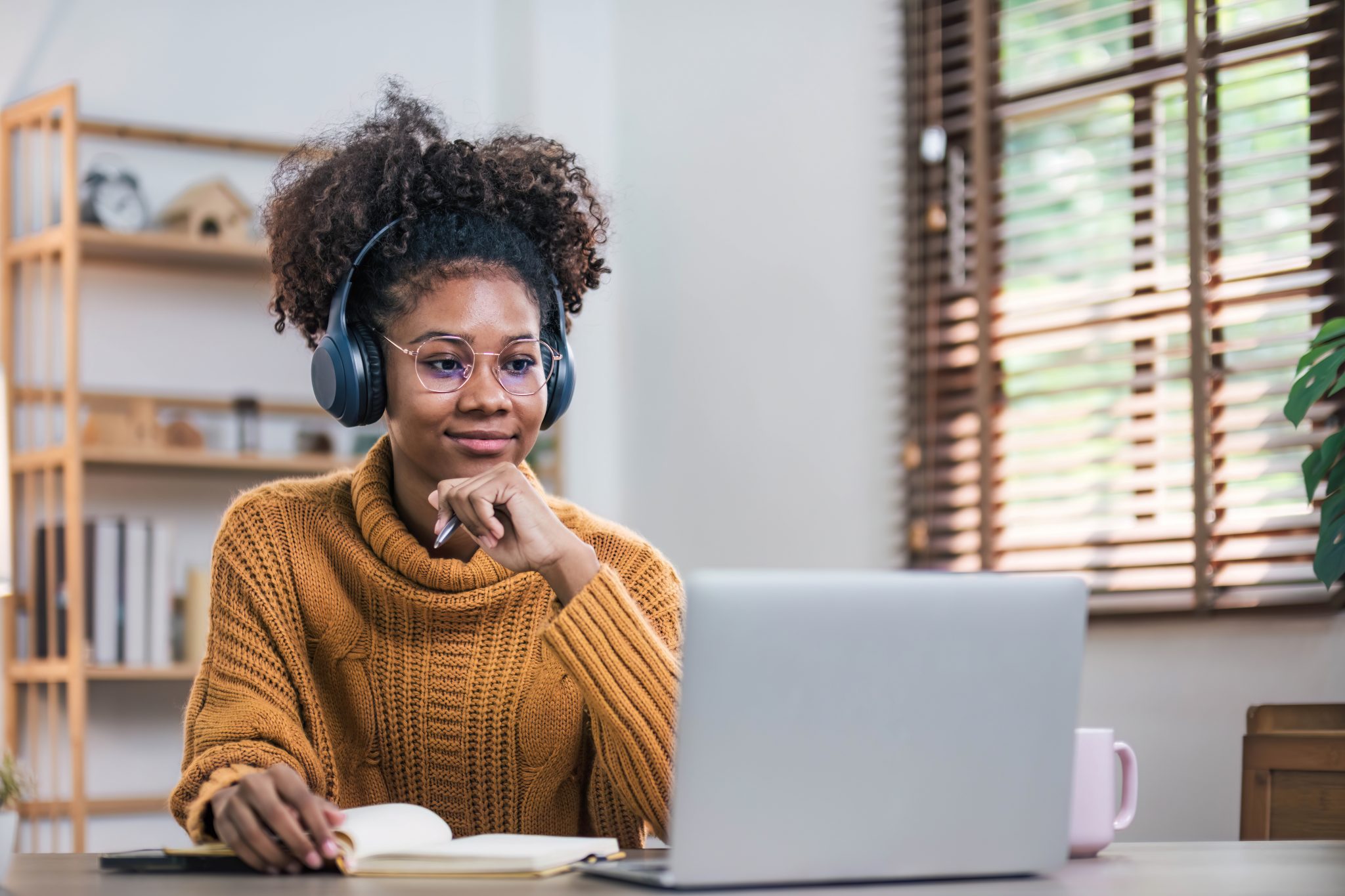 Woman learning in property and casualty insurance courses.